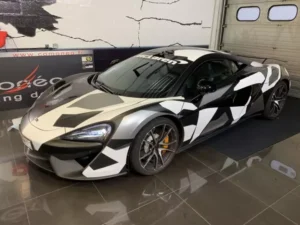 COMONEO_Realisations-Personnalisation-vehicules-Car-wrapping_Mclaren-Camo_9-768x576