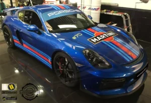 COMONEO_Realisations-Personnalisation-vehicules-Car-wrapping_Porsche-Cayman-GT4-Martini_3-768x525